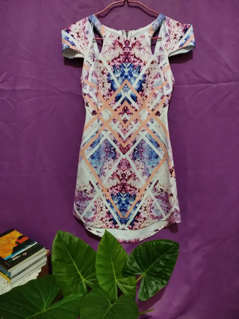 Vestido corto estampado geométrico - 1