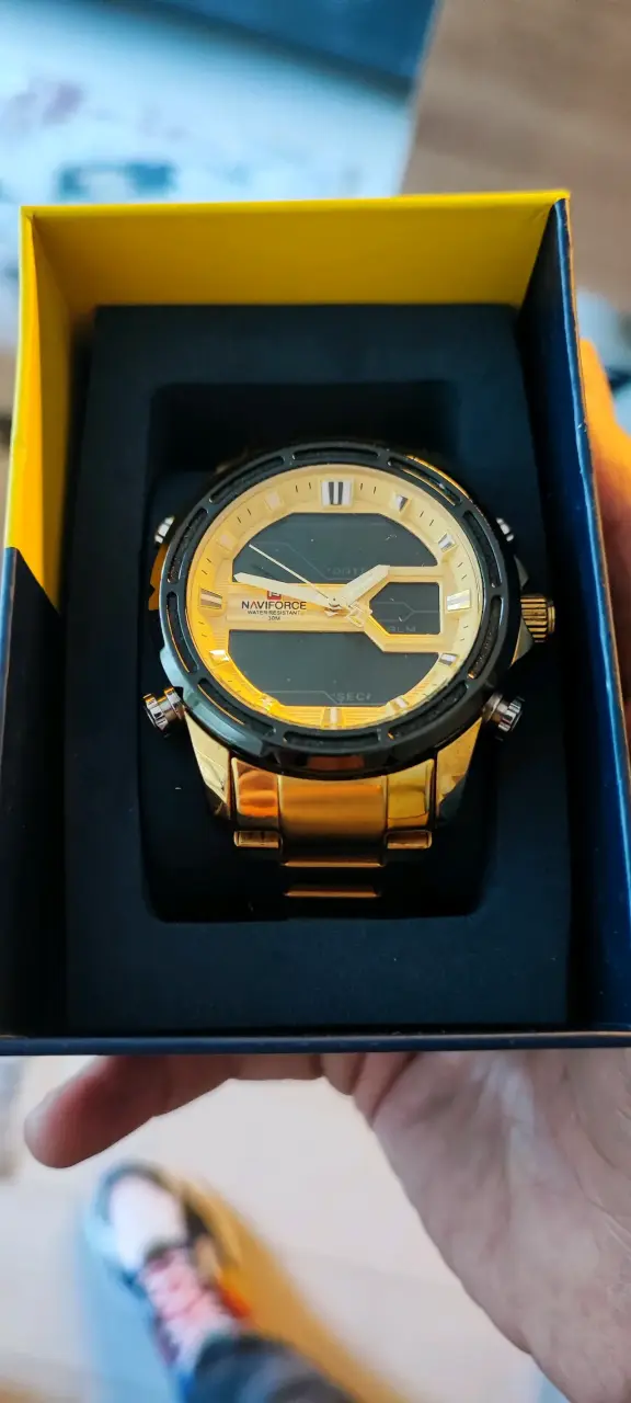 Reloj dorado Naviforce - 1