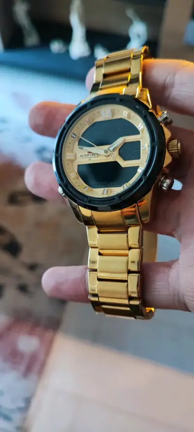 Reloj dorado Naviforce - miniatura 2