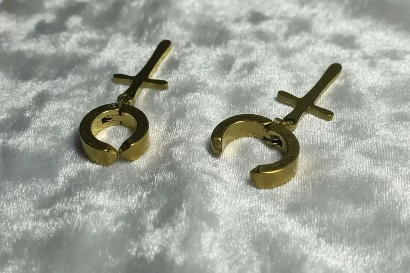 Pendientes/aretes dorados cruz sin perforación - 2