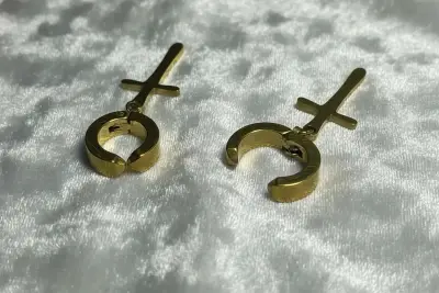 Pendientes/aretes dorados cruz sin perforación - miniatura 2