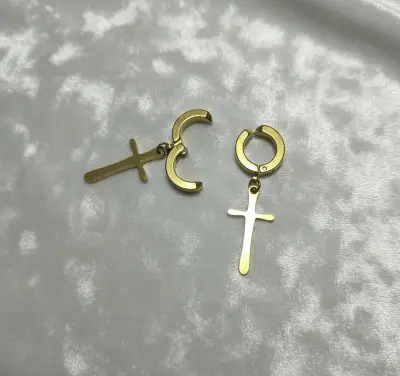 Pendientes/aretes dorados cruz sin perforación - miniatura 3