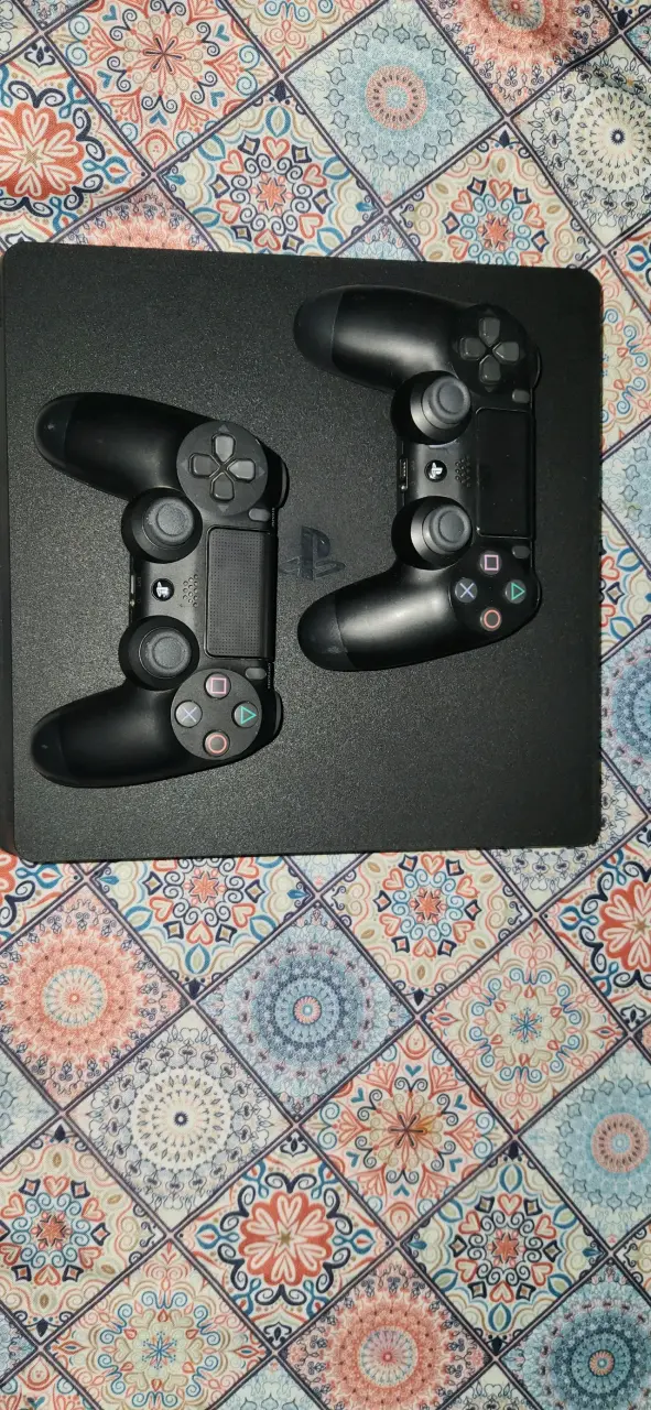 Consola PS4 con dos controles - 1