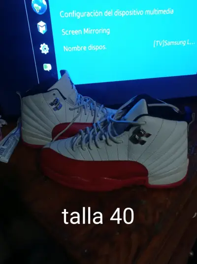 Zapatillas deportivas blancas y rojas - miniatura 1