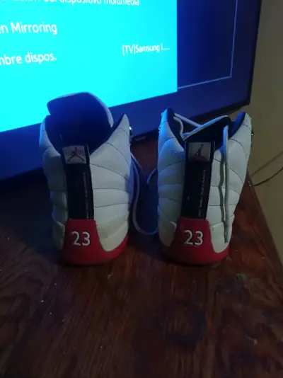 Zapatillas deportivas blancas y rojas - miniatura 2