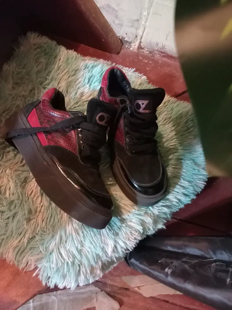 Zapatillas negras y rojas OZ - 1