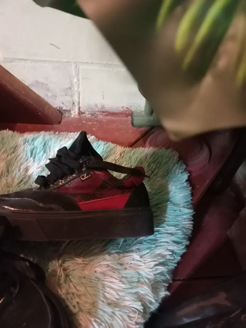Zapatillas negras y rojas - 1