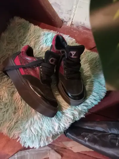 Zapatillas negras y rojas - miniatura 2