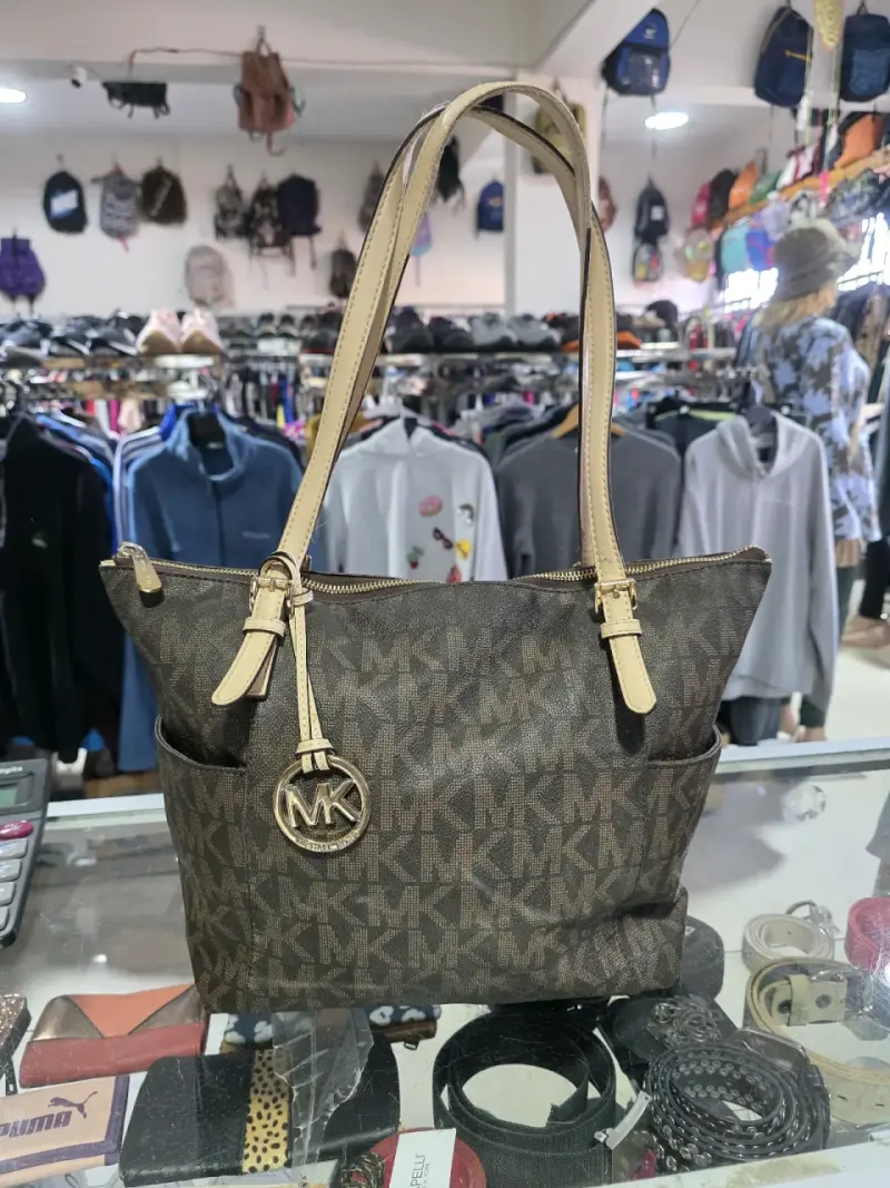 Bolso marrón con logo MK