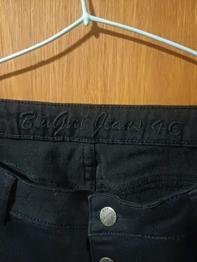 Pantalones jeans negros con botones - miniatura 3