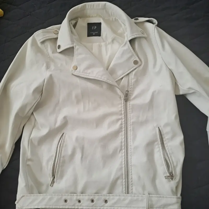 Chaqueta blanca ecocuero con cierre asimétrico