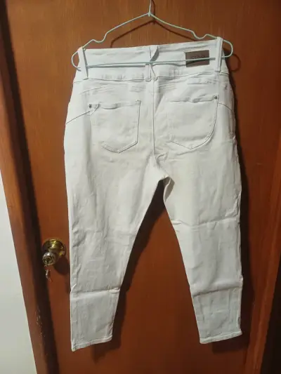Pantalones jean blanco  pitillo talla 46 - miniatura 2