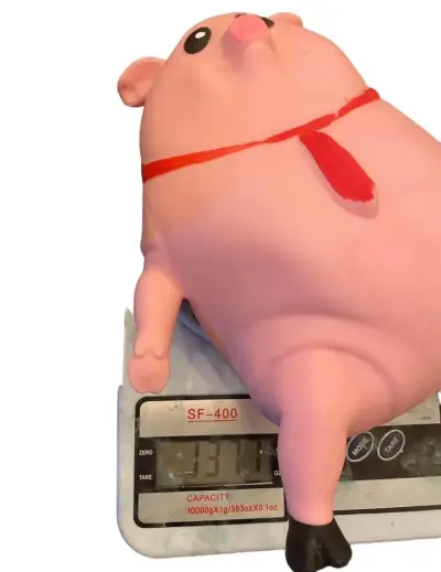 Cerdito antistress con corbata roja - miniatura 3