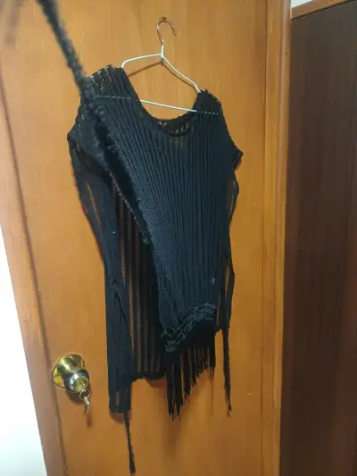Poncho negro con amarras - miniatura 2