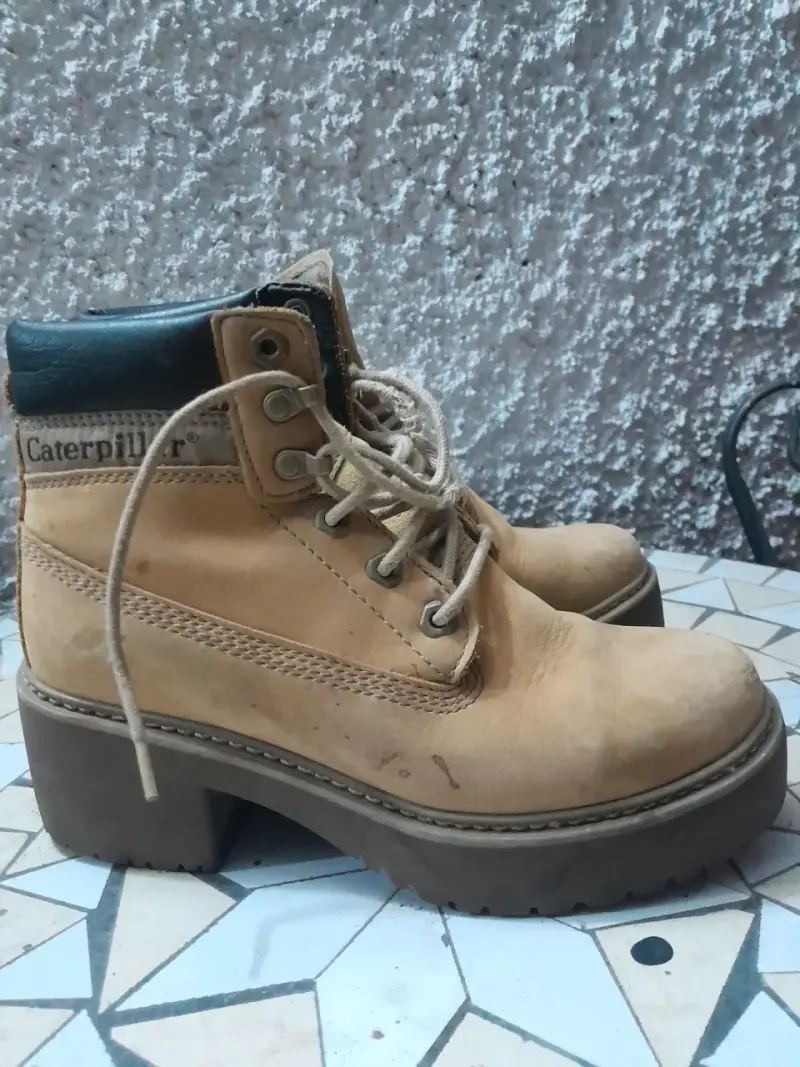 Botas Caterpillar beige de cuero - 1