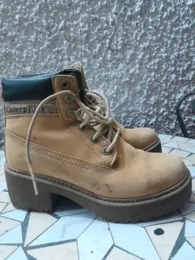 Botas Caterpillar beige de cuero - miniatura 1