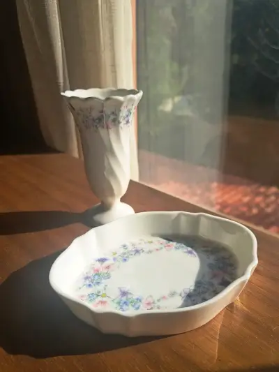 Florero y plato de porcelana floral - miniatura 1