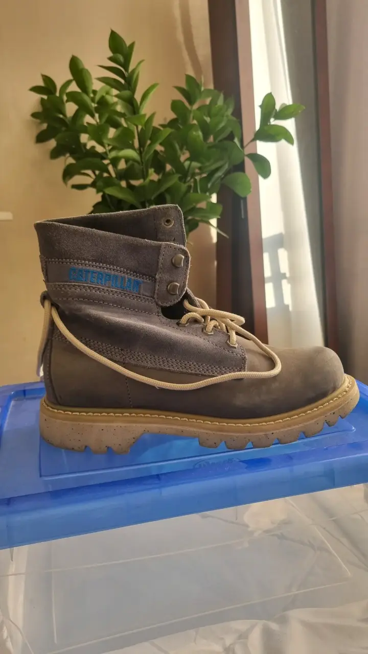 Bota Caterpillar celeste resistente - 1