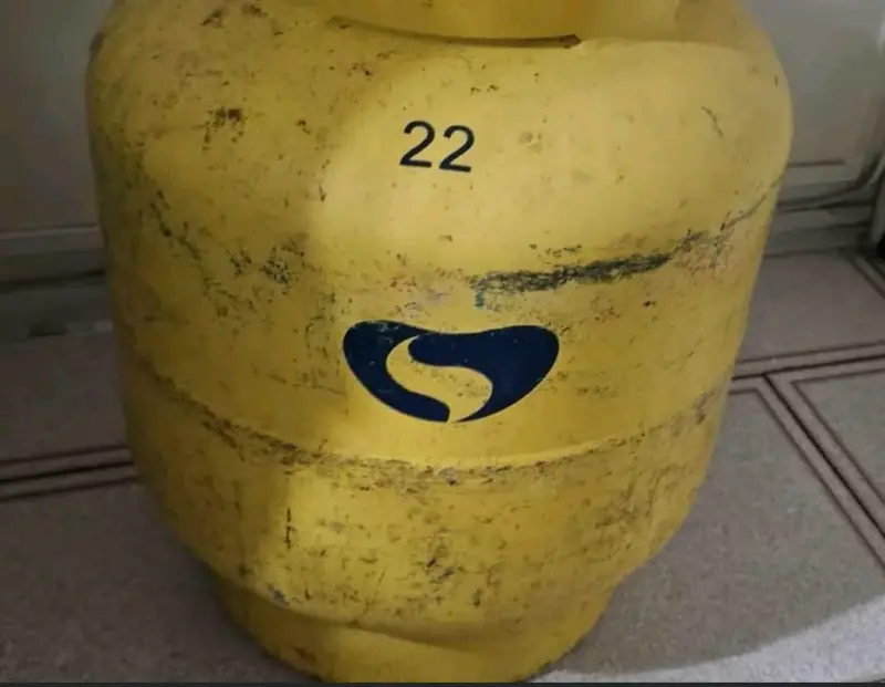 Cilindro de gas amarillo