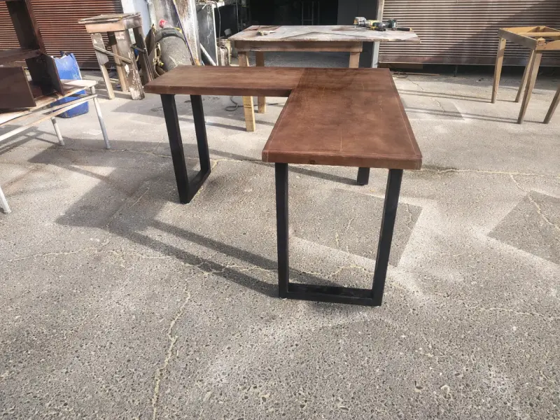 Escritorio esquinero de madera y metal - 1