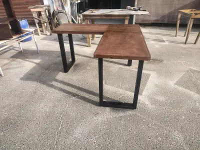 Escritorio esquinero de madera y metal - miniatura 1