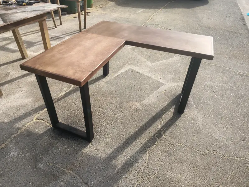 Escritorio esquinero de madera y metal - 2