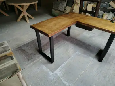 Escritorio esquinero de madera y metal - miniatura 3