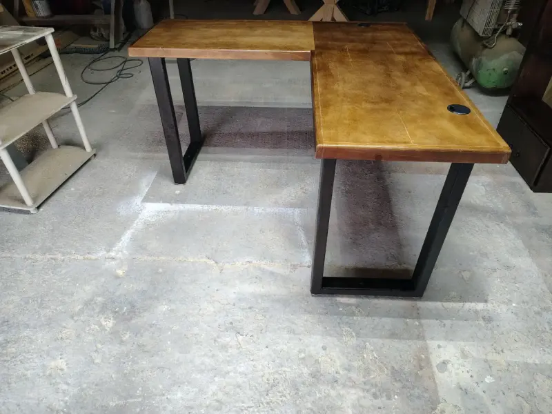 Escritorio esquinero de madera y metal - 4