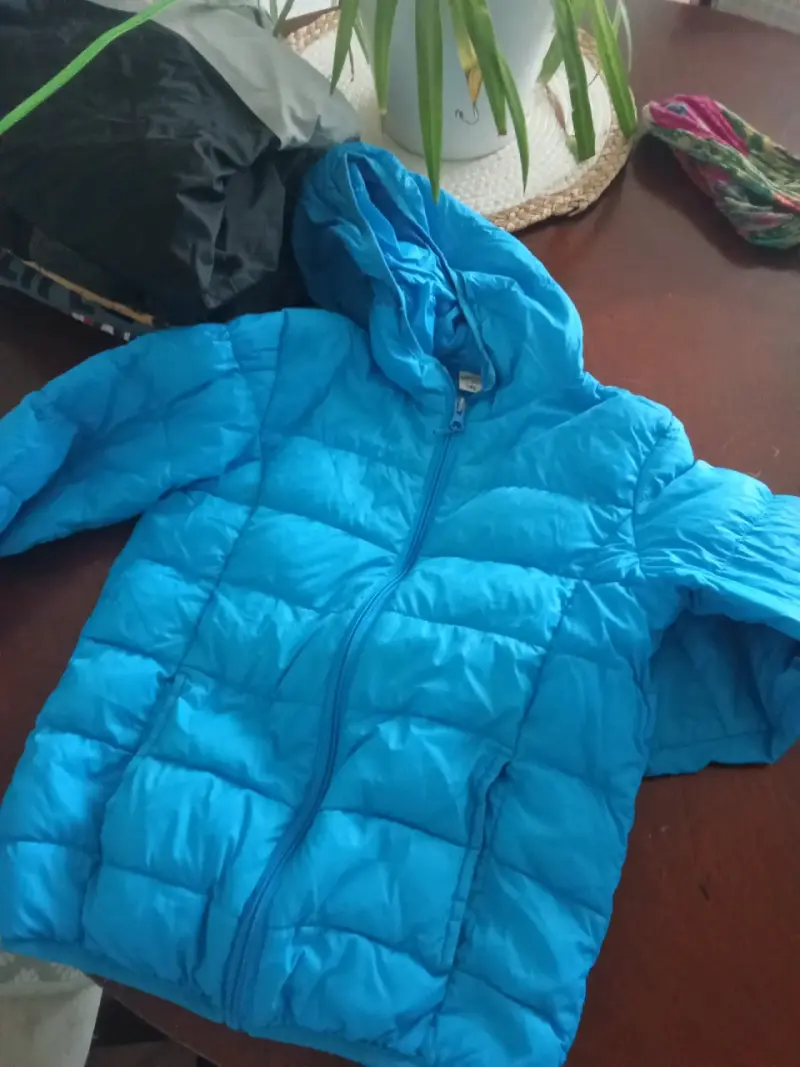 Chaqueta acolchada azul con capucha - 4