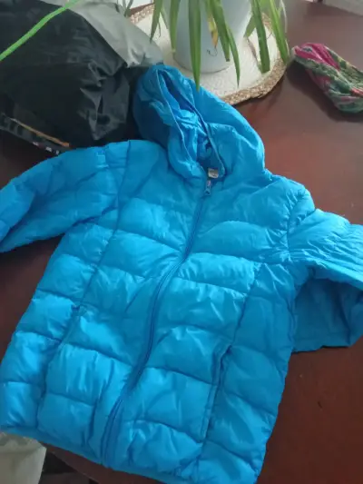 Chaqueta acolchada azul con capucha - miniatura 4
