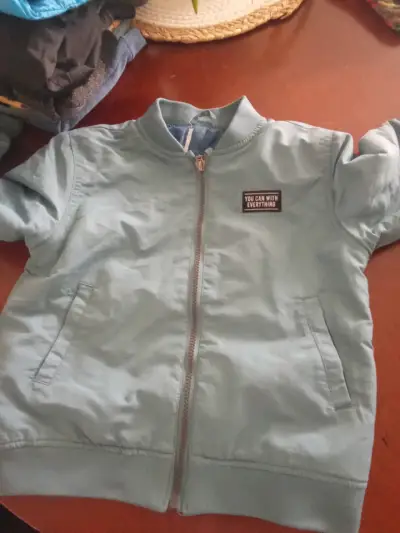 Chaqueta acolchada azul con capucha - miniatura 5