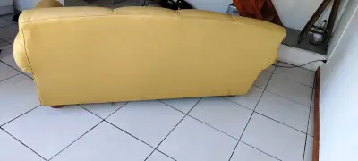 Sofá amarillo cómodo - miniatura 1