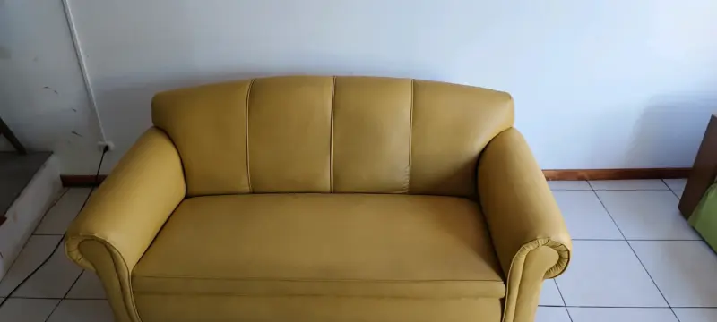 Sofá amarillo cómodo - 2