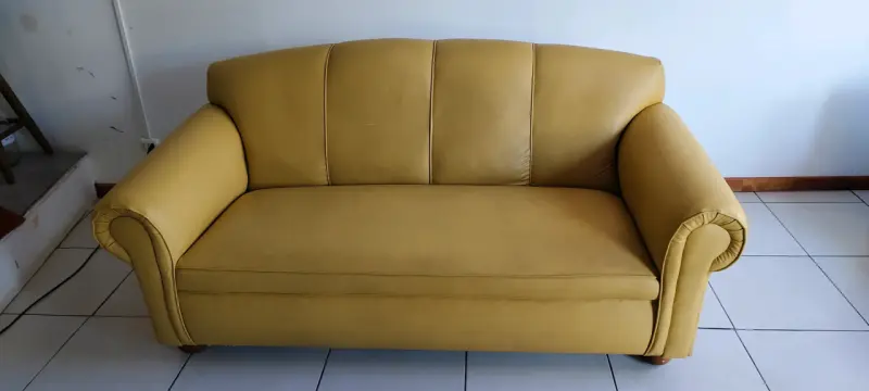 Sofá amarillo cómodo - 3