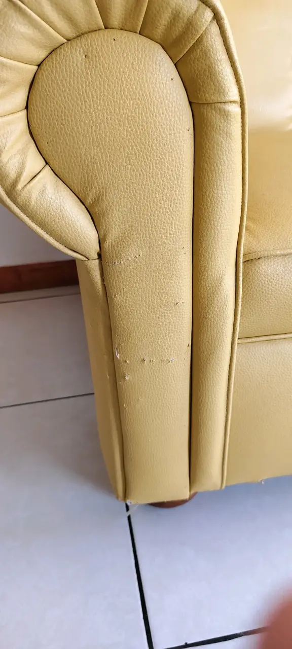 Sofá amarillo cómodo - 4