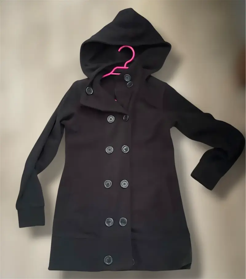 Abrigo polar negro con capucha y botones