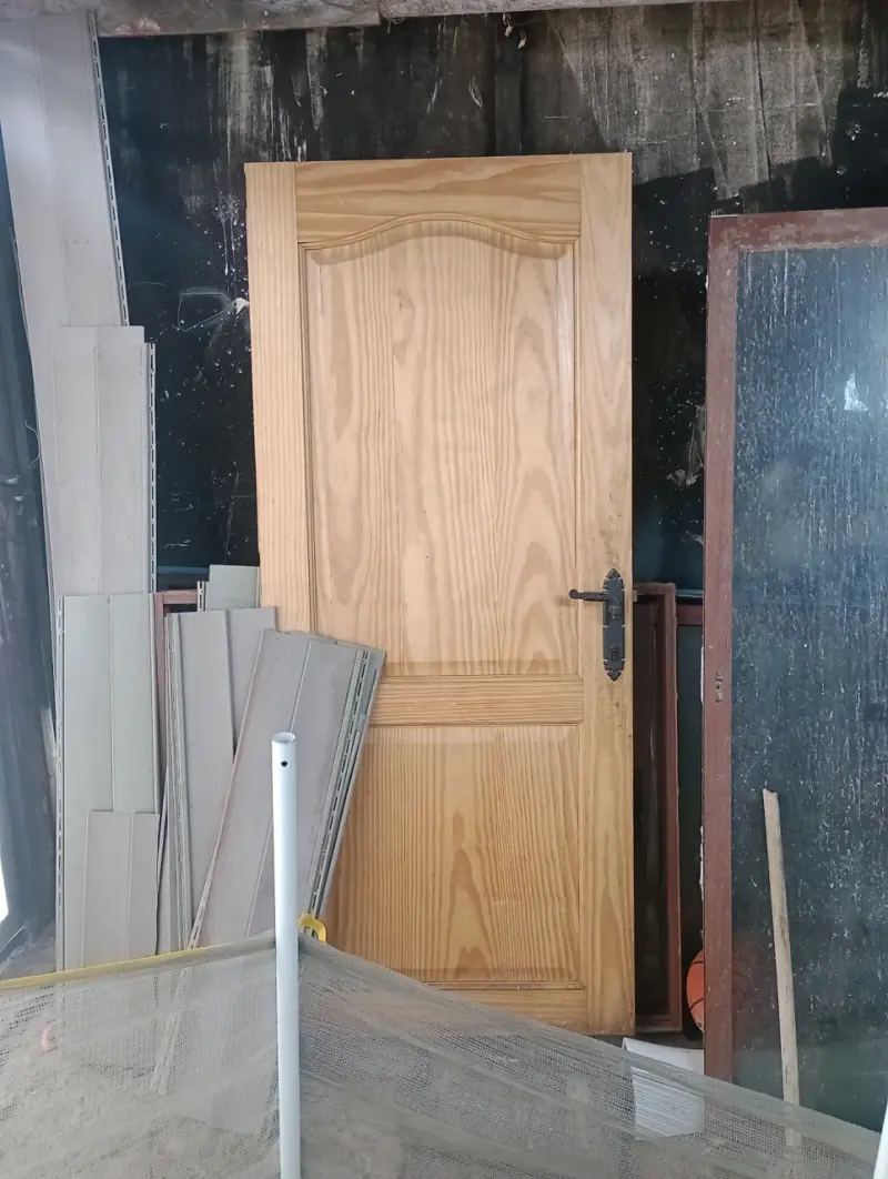 Puerta madera con manilla