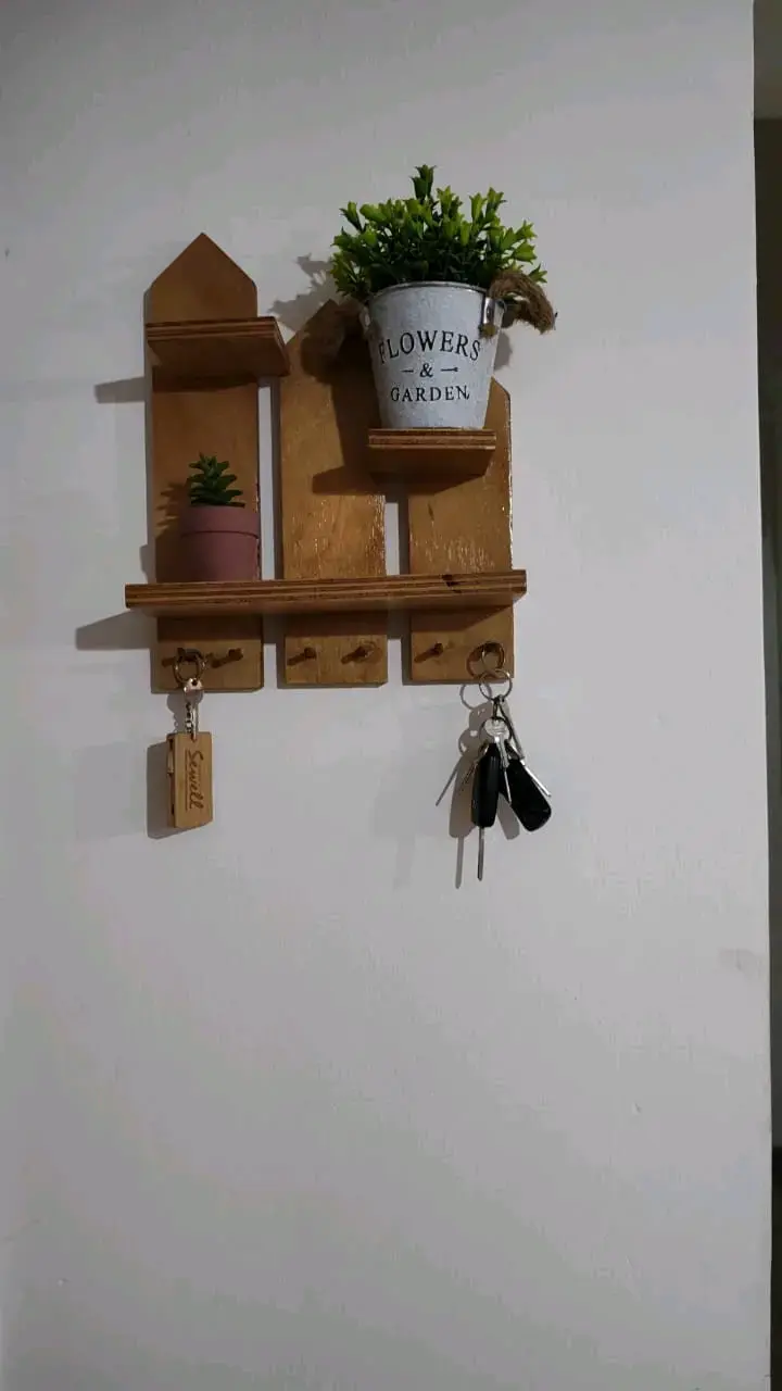 Estante de madera con ganchos - 1