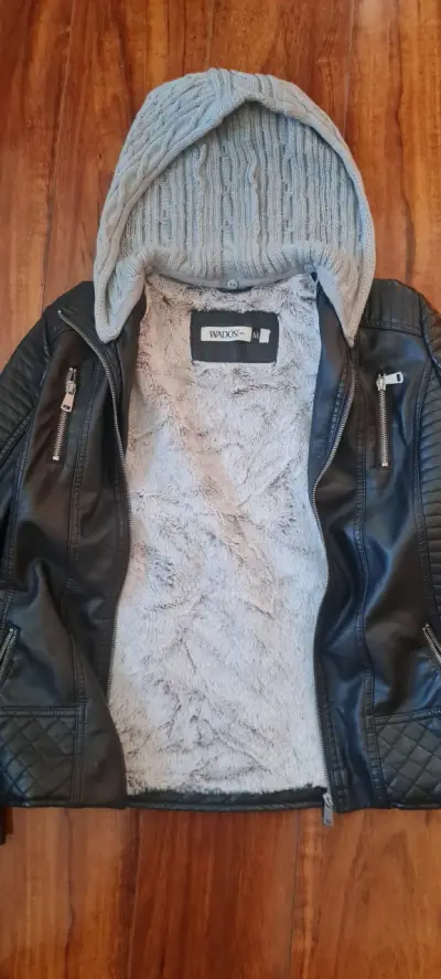 Chaqueta negra con capucha gris - miniatura 1