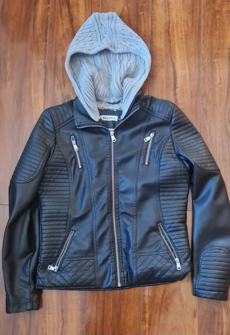 Chaqueta negra con capucha gris - 2