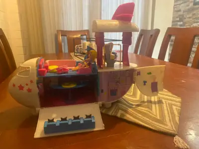 Avión de juguete con muñecos - miniatura 1