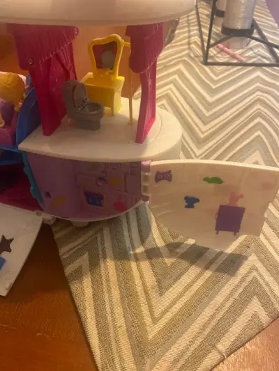Avión de juguete con muñecos - miniatura 3
