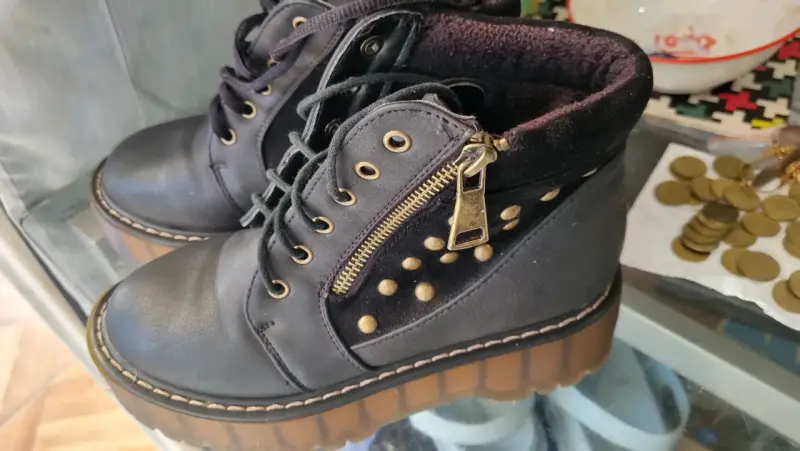 Botas negras con cierres y tachas - 1