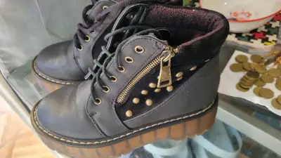 Botas negras con cierres y tachas - miniatura 1