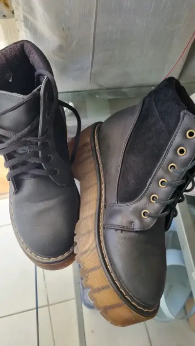 Botas negras con cierres y tachas - miniatura 2