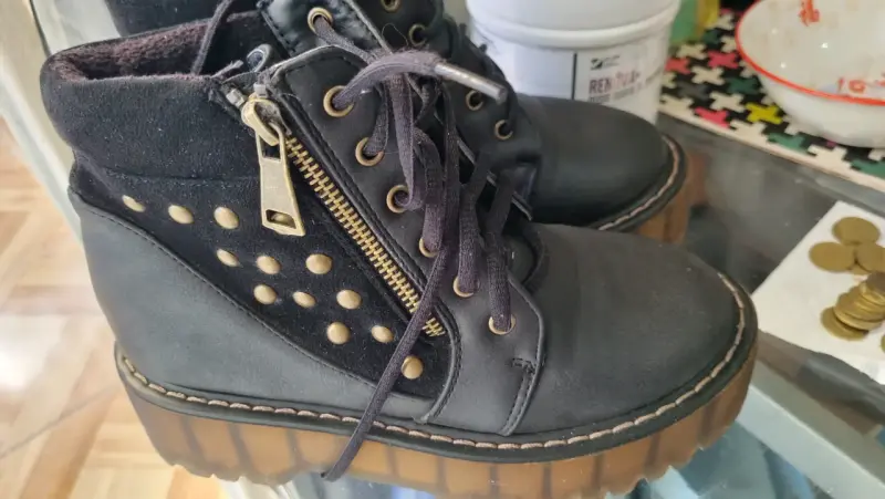 Botas negras con cierres y tachas - 3
