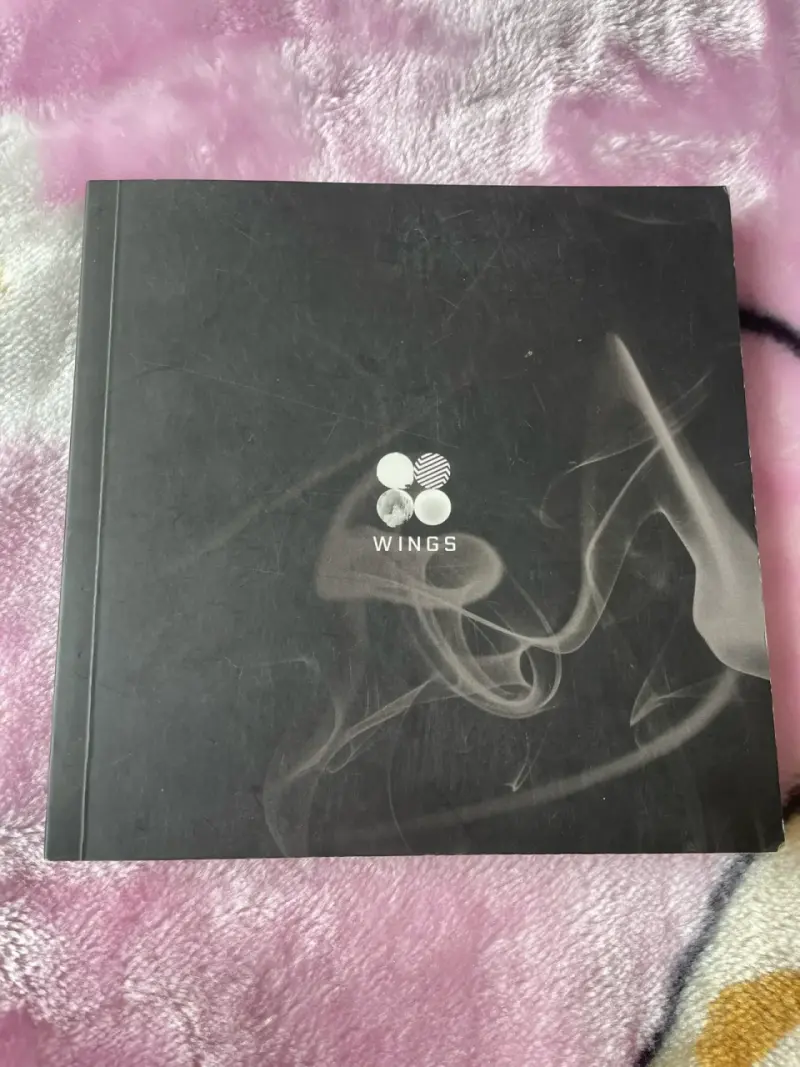 Álbum BTS Wings Version G Abierto - 1