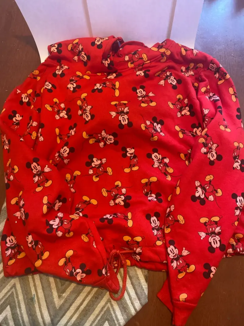 Polerón rojo con Mickey Mouse