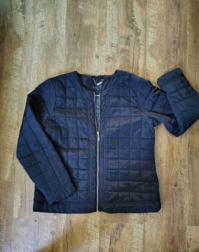 Chaqueta negra acolchada con cierre - miniatura 1