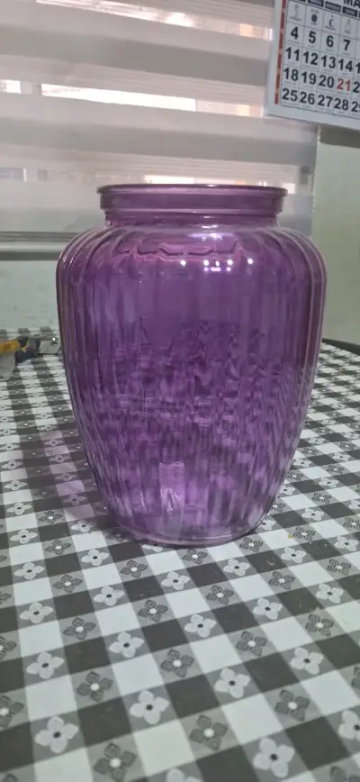 Florero de vidrio morado - miniatura 1